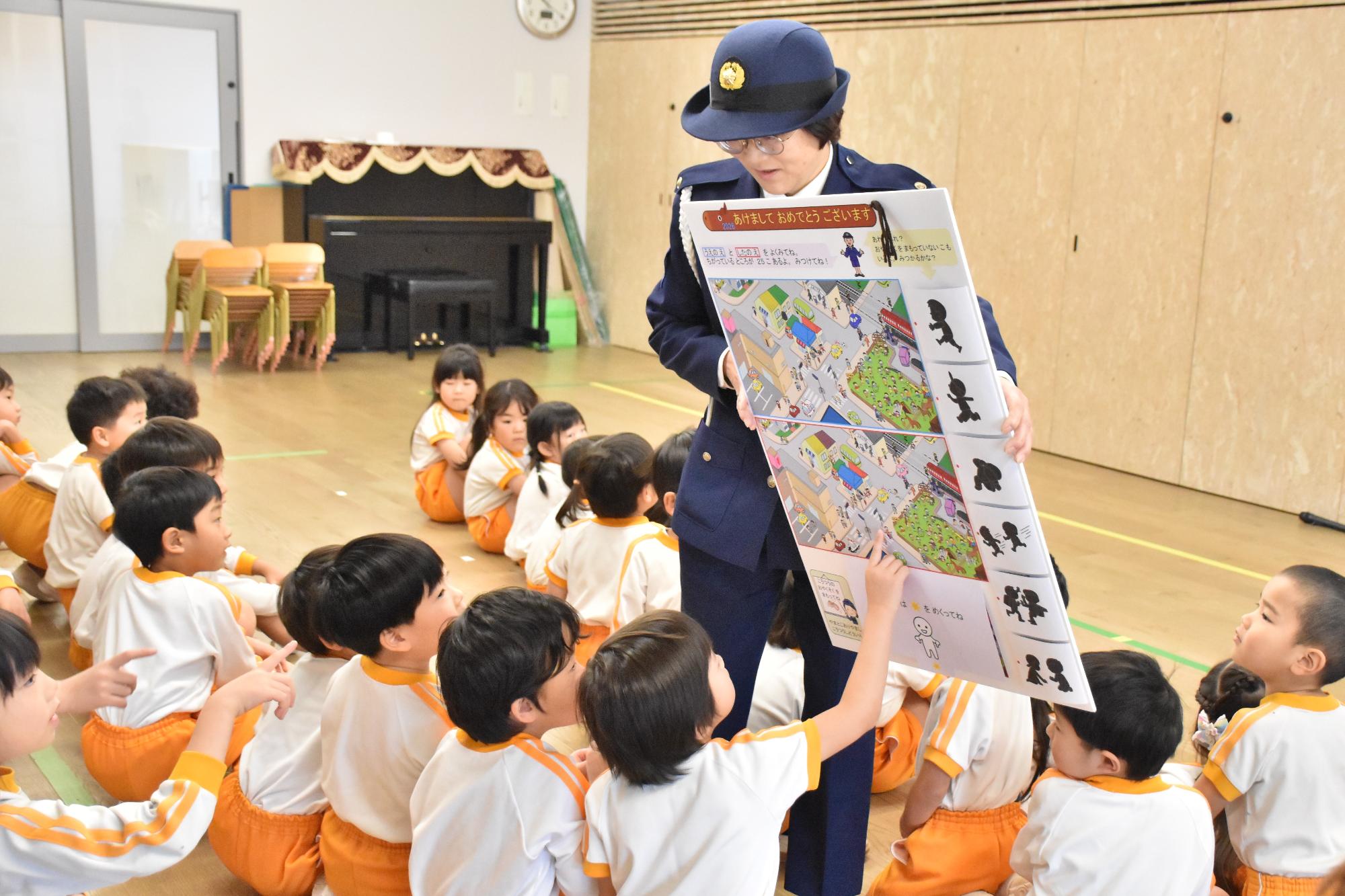 交通安全ジャンボ年賀状で間違いを探す園児