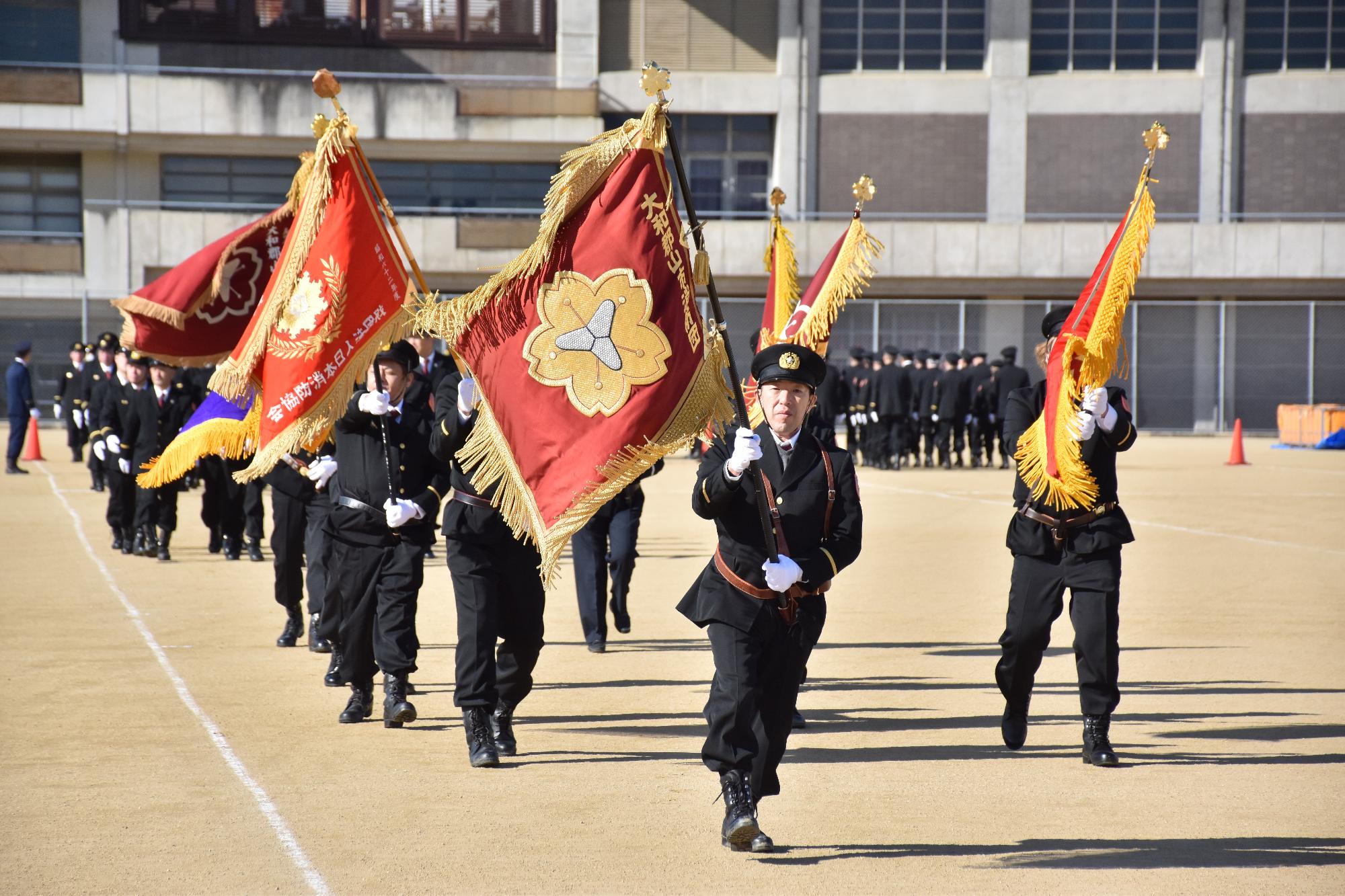 消防出初式の屋外式典の分列行進の様子