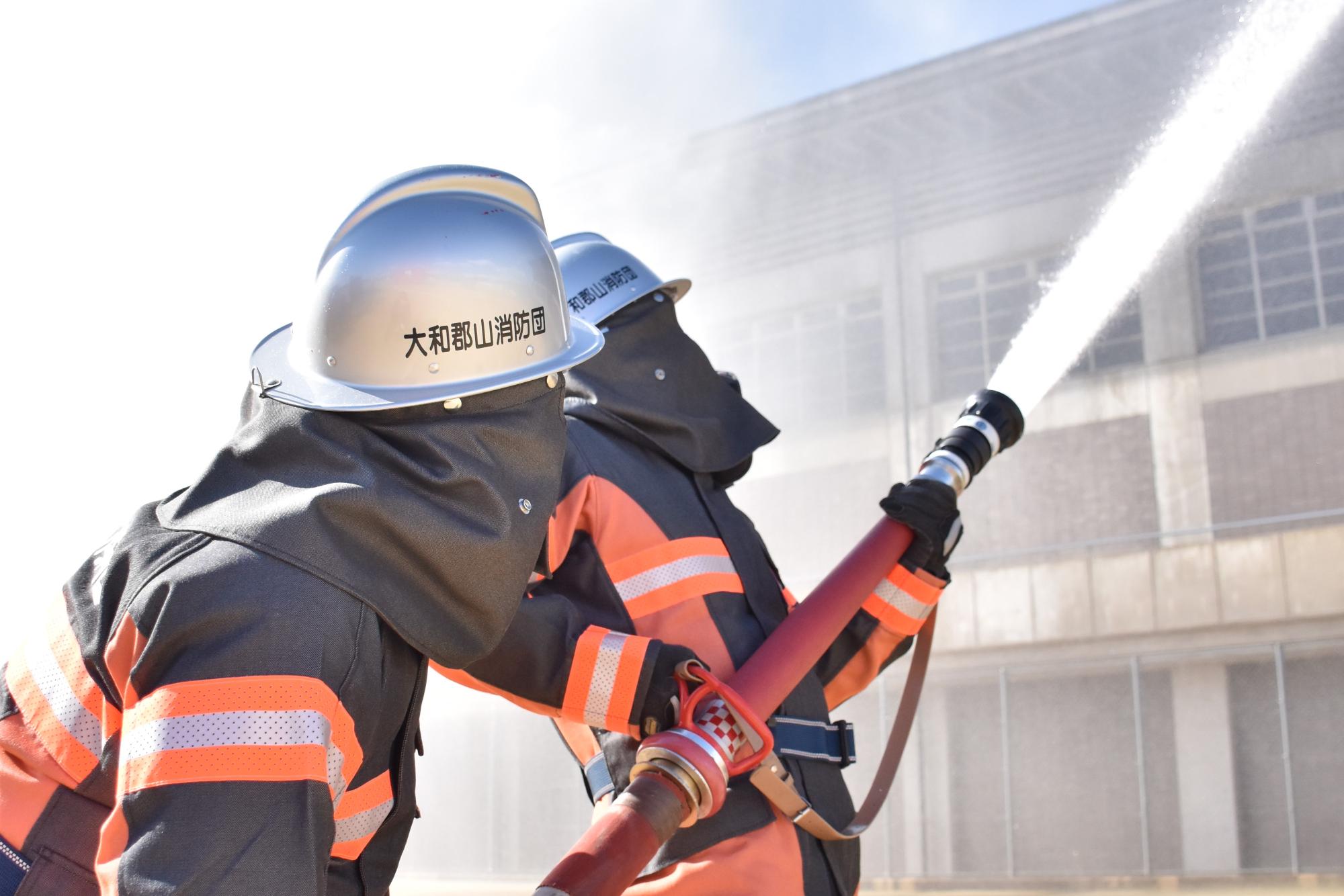 消防出初式の屋外式典の放水披露の様子