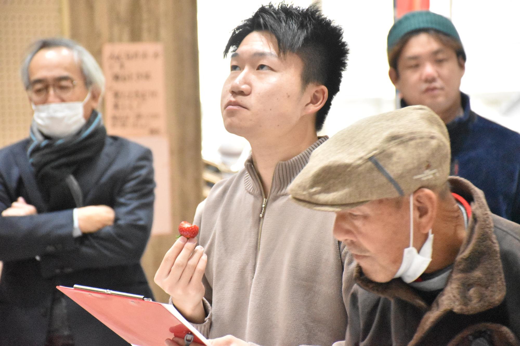 イチゴ果実品評会で味の審査を行う審査員