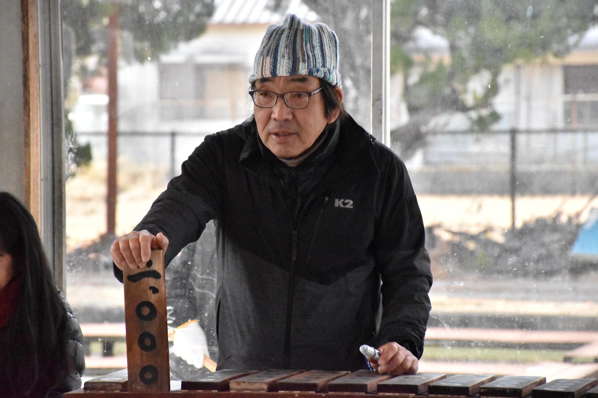 金魚の初せりの様子