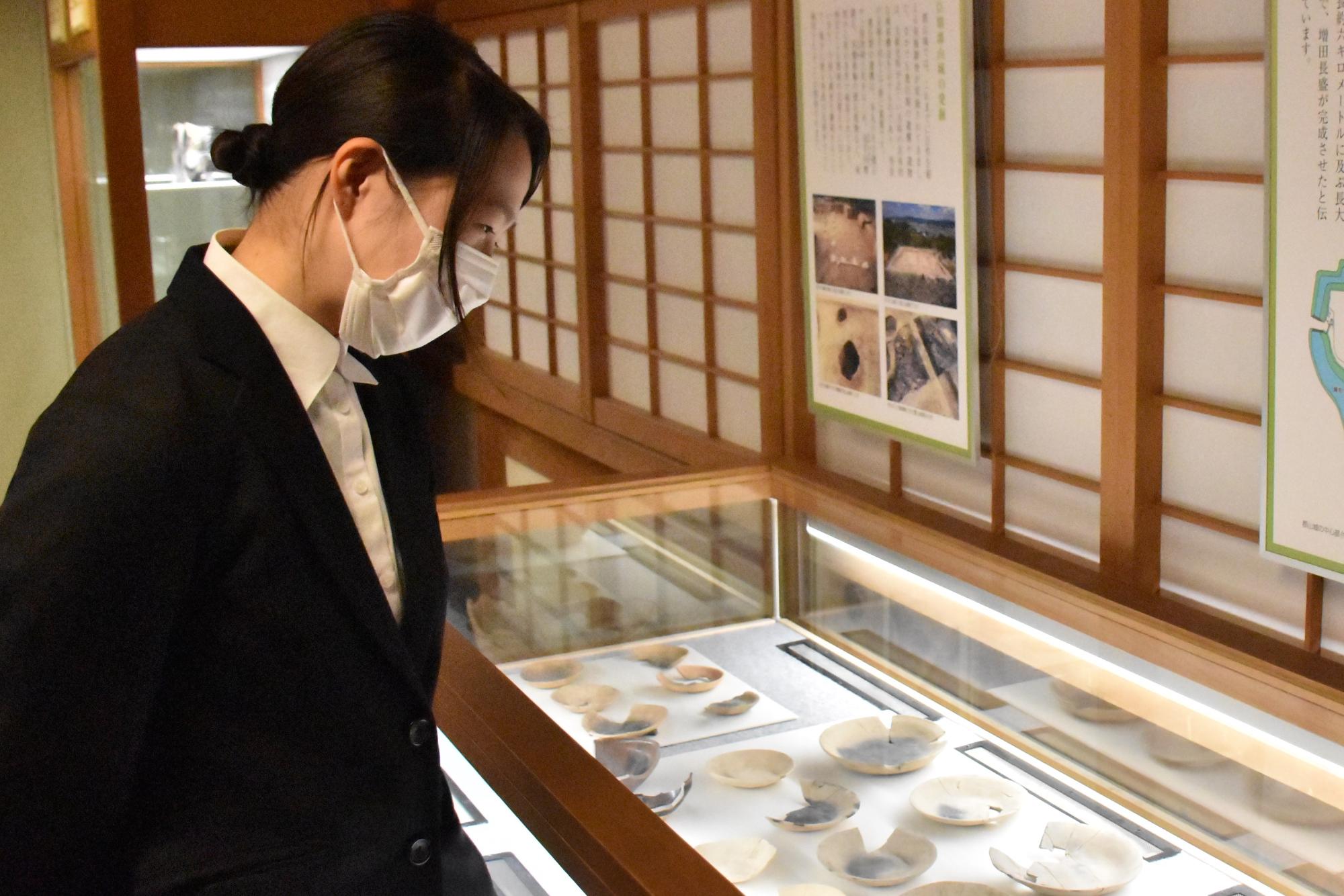 展覧会「秀長と郡山のあゆみ」で展示を見ている女性