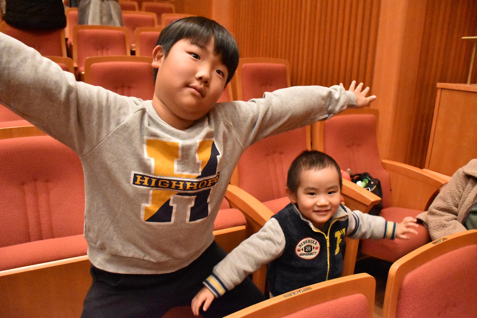 手話でひらく☆未来フェスタ〜未来へ広がる手話の輪〜で手話ソングに挑戦する来場者