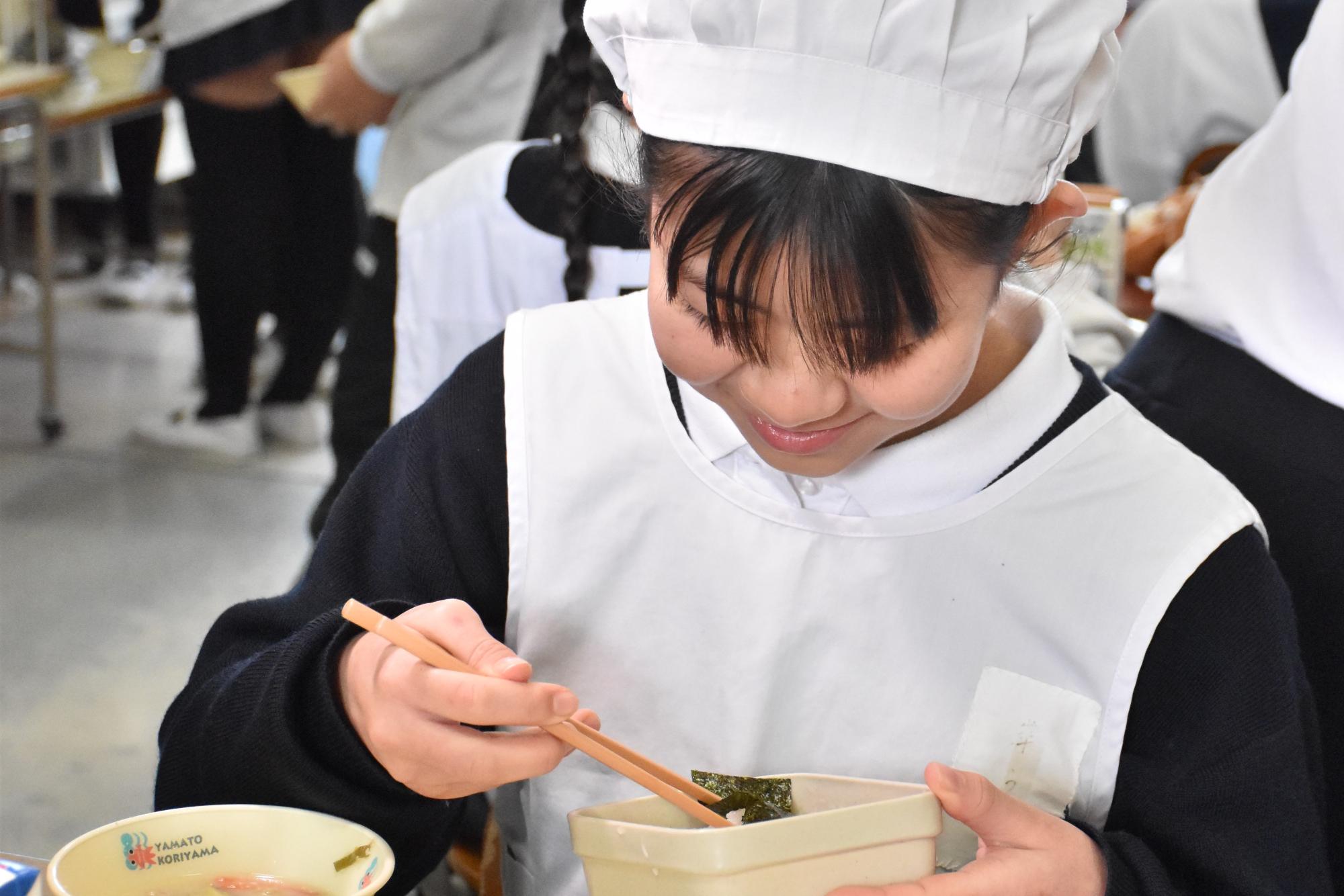 秀長さん給食の記念味付け海苔を食べる児童