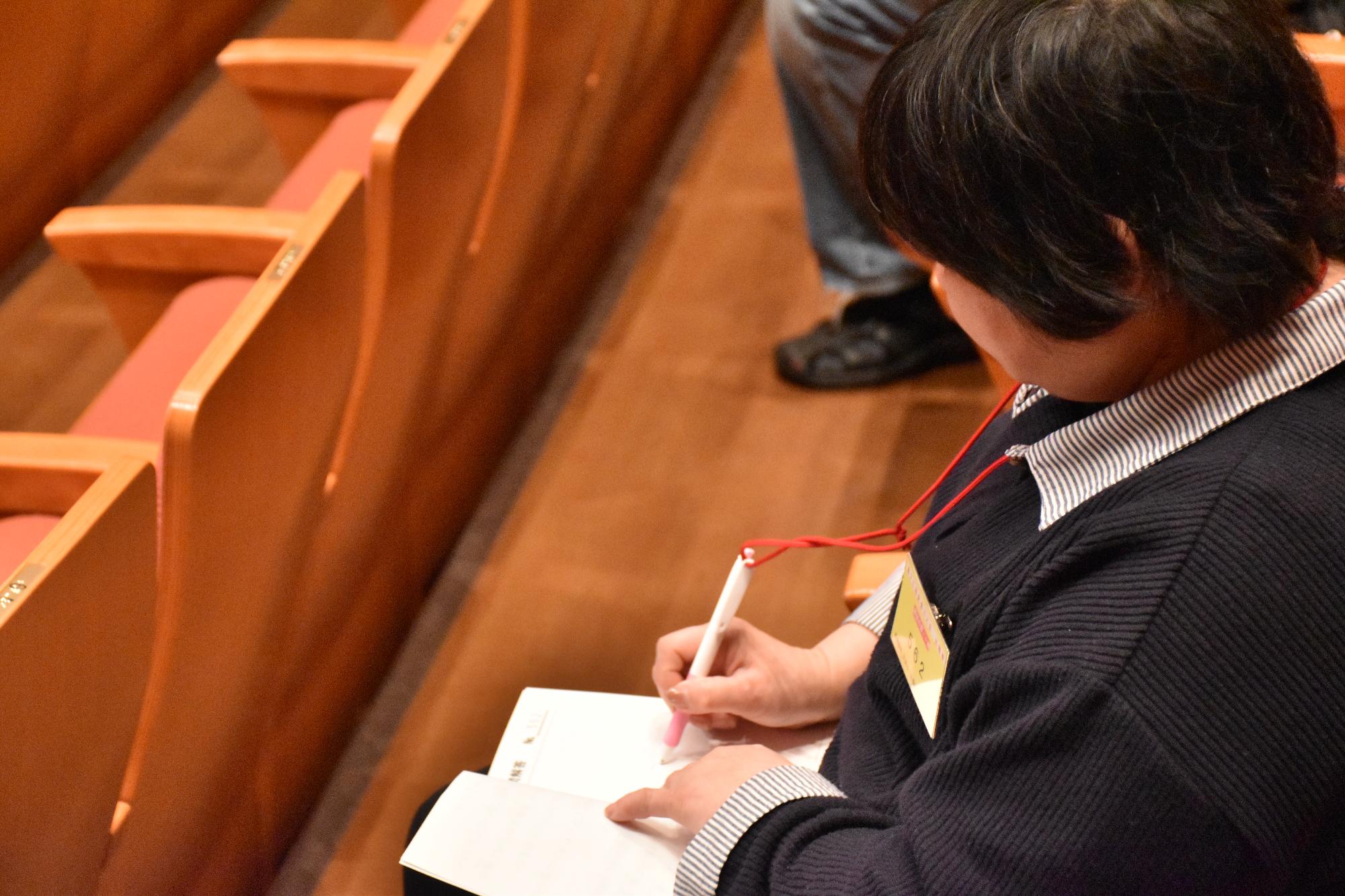 第20回記憶力大会で回答を記入する様子