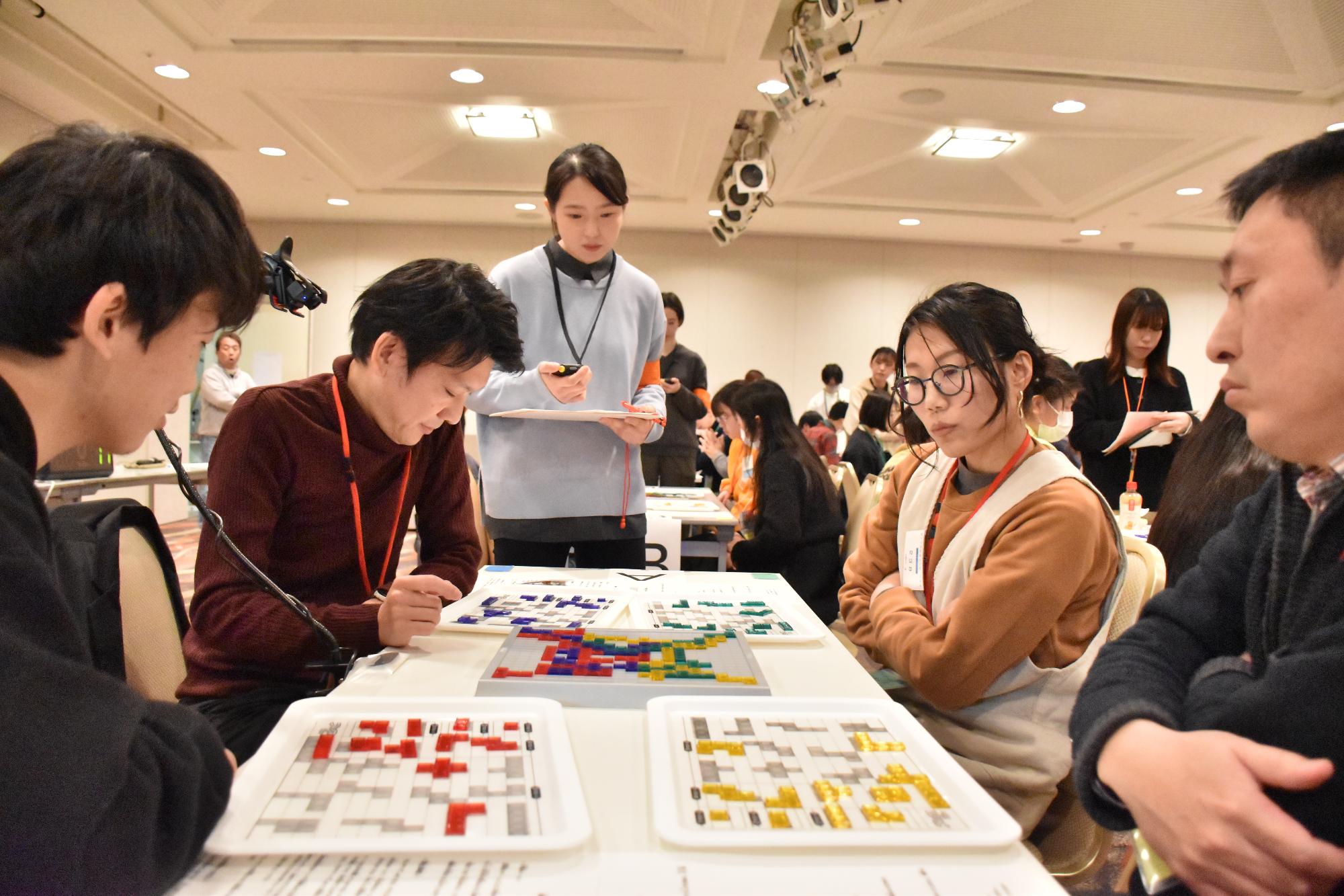 第20回記憶力大会でブロックスにて競う選手