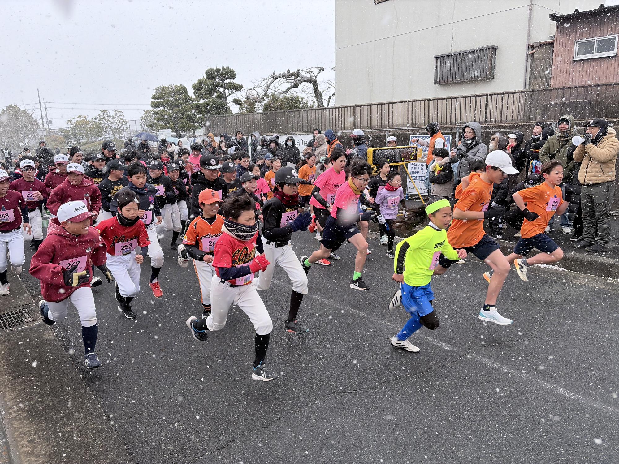 矢田の里春風マラソンで雪の中をかける参加者