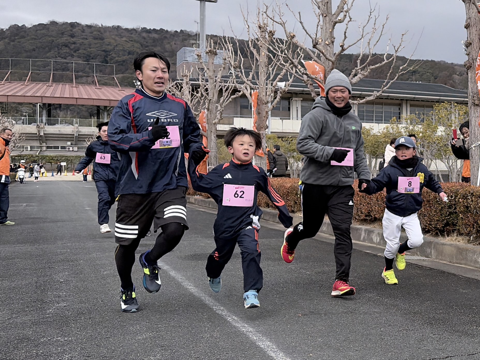 矢田の里春風マラソンで親子で懸命に走る参加者