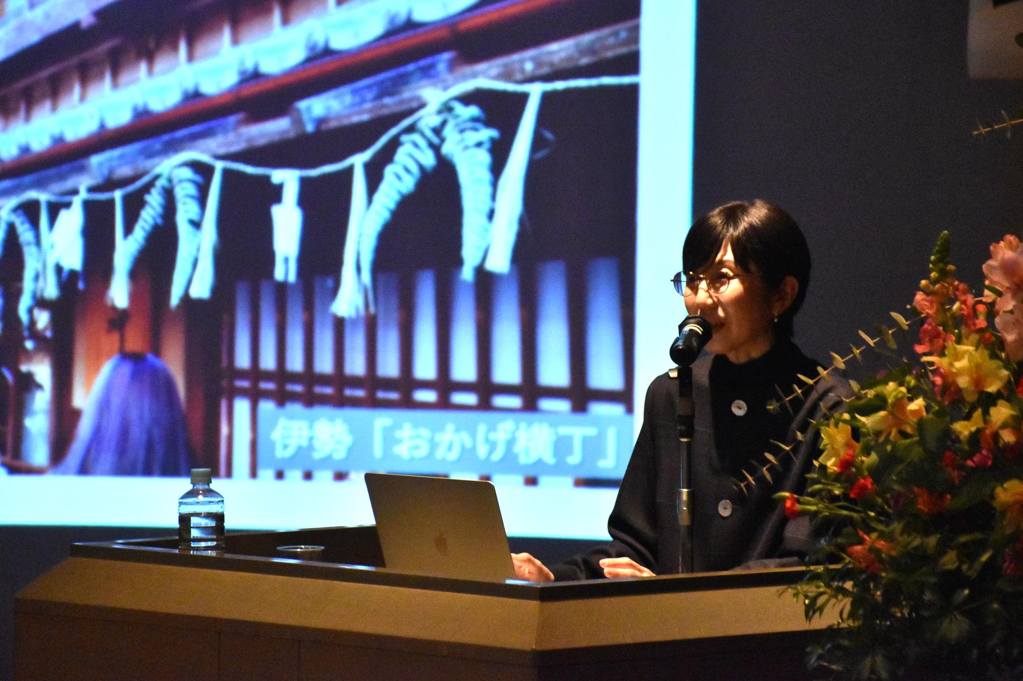 第14回水木十五堂賞で森須磨子さんが講演を行う様子