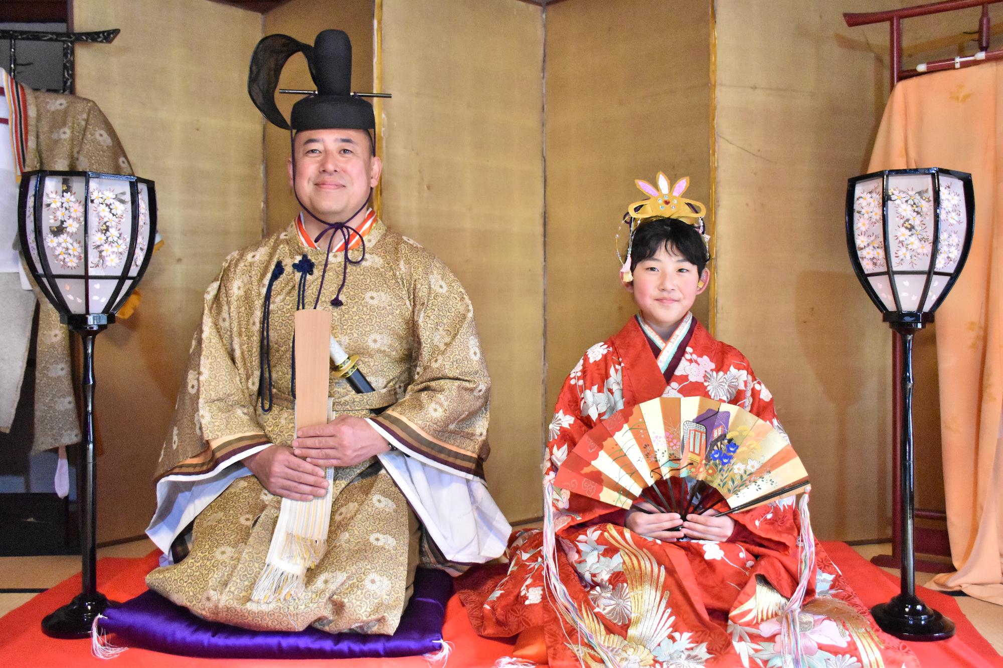 第15回大和な雛まつり 雛衣装を着て記念撮影をする親子