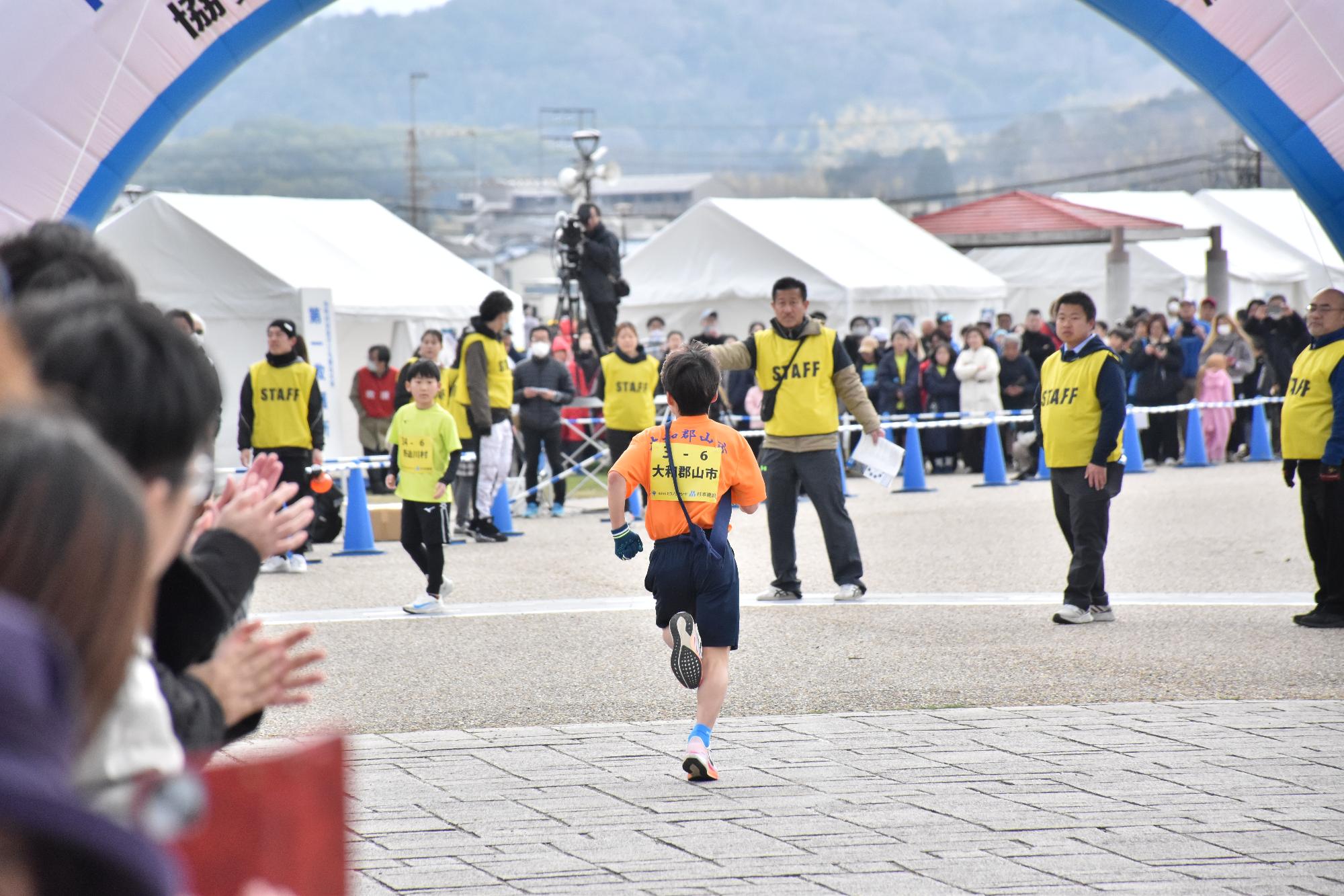 市町村対抗駅伝大会でゴールへ向かって走るアンカー