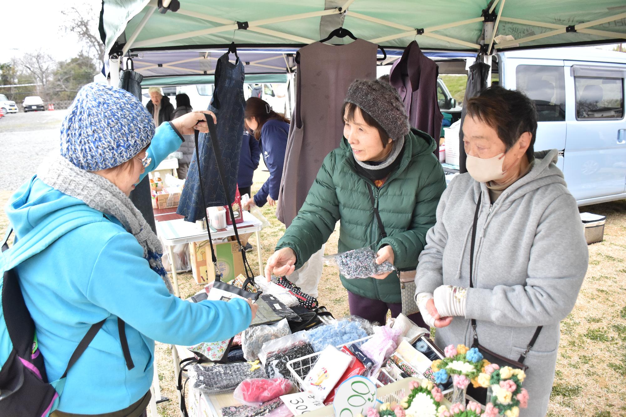 郡山・市の日でお買い物を楽しむ来場者