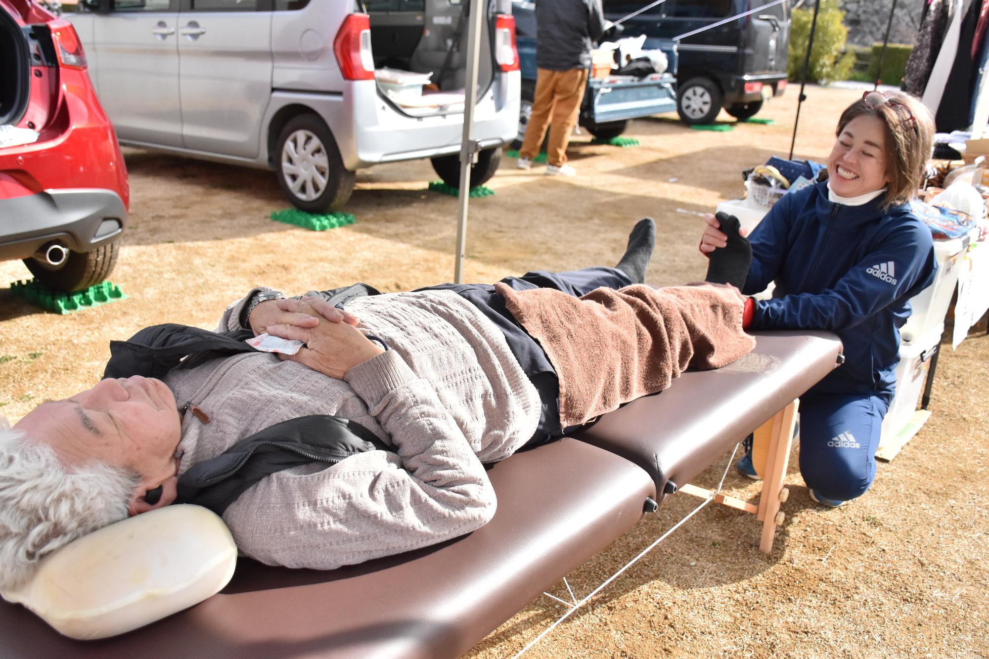 郡山・市の日でマッサージを受ける男性
