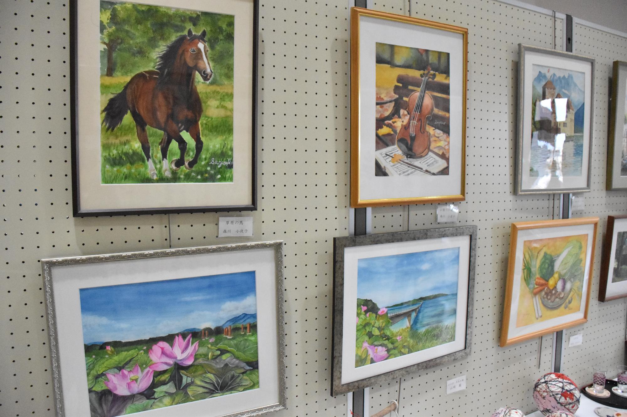 公民館フェスティバルで展示されている水彩画