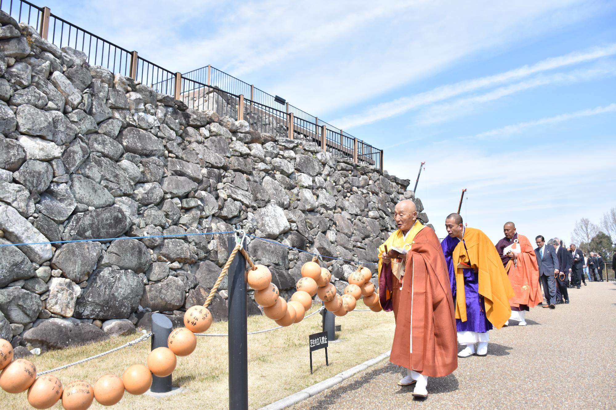 第65回お城まつり 数珠くり法要の様子