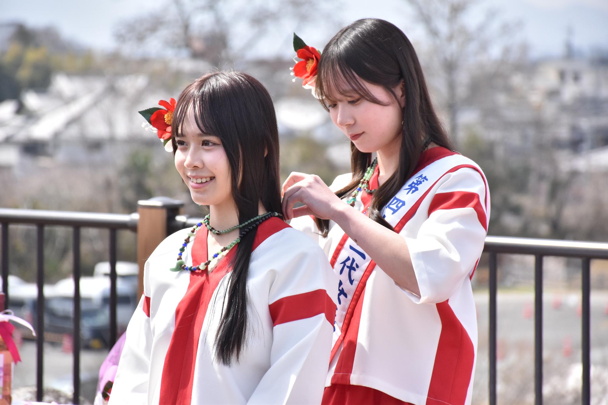 第65回お城まつり 卑弥呼交代式で新しい女王卑弥呼に勾玉が贈られる