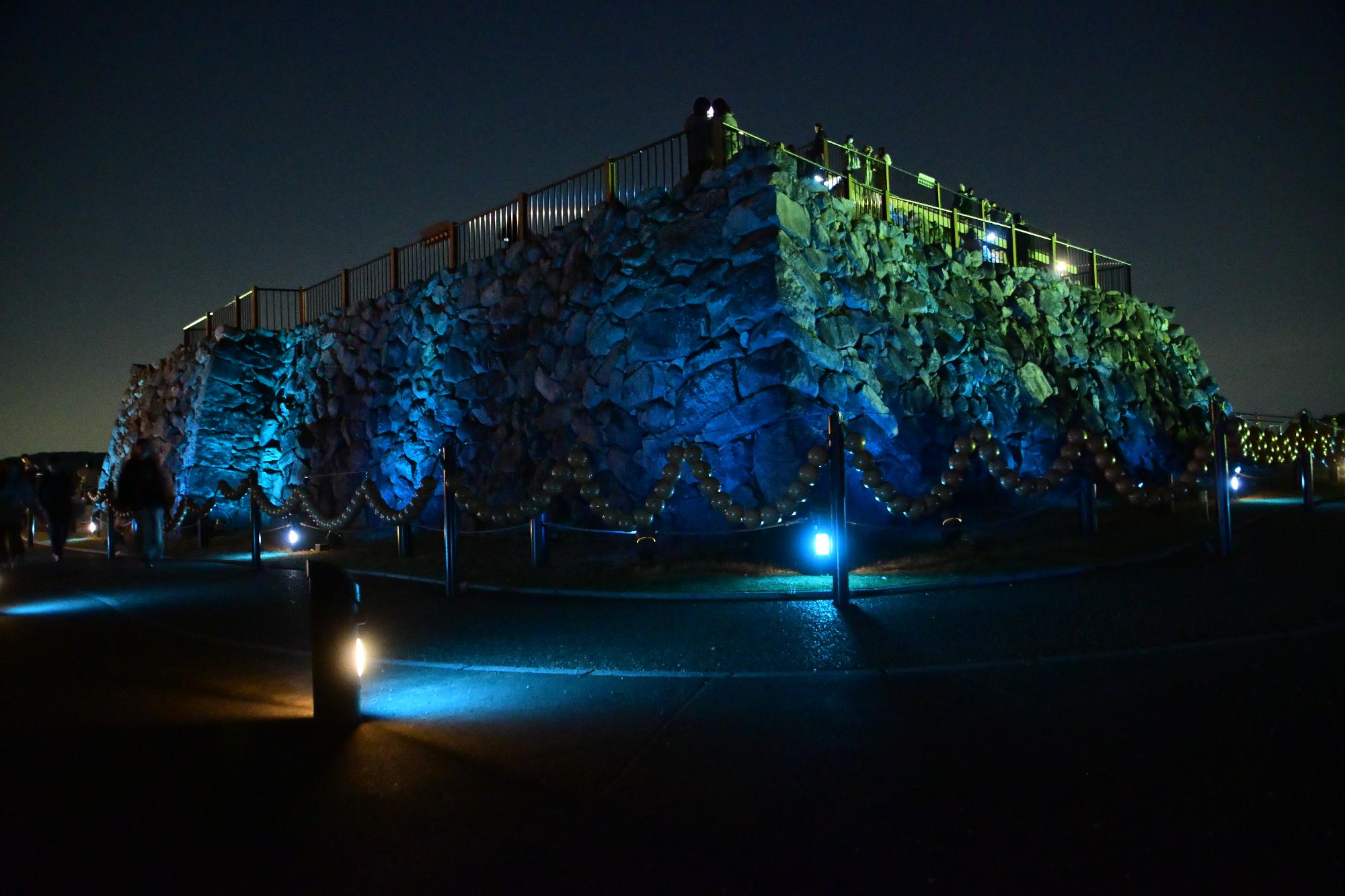 郡山城跡が青いライトで照らされている