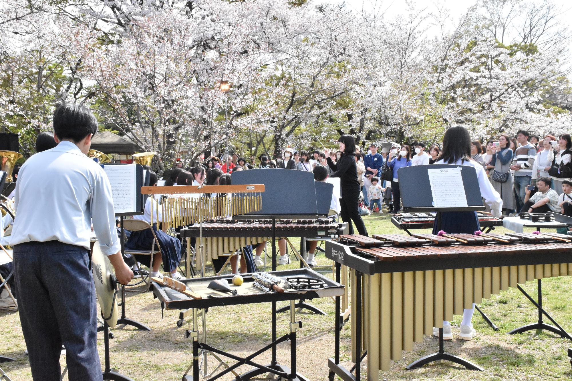 郡山中学吹奏楽部の演奏を右斜め後ろから撮影