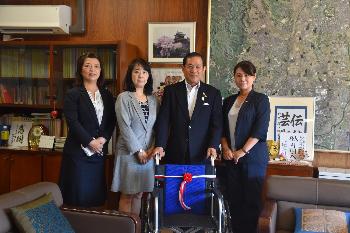 車椅子と市長と贈呈者