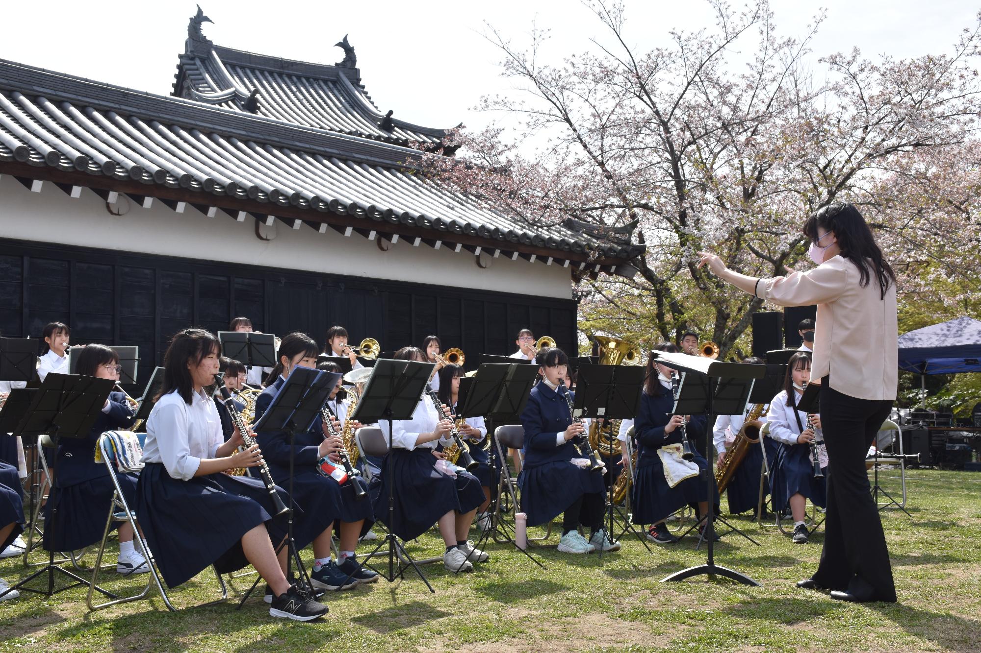 郡山中学校吹奏楽部の演奏の様子