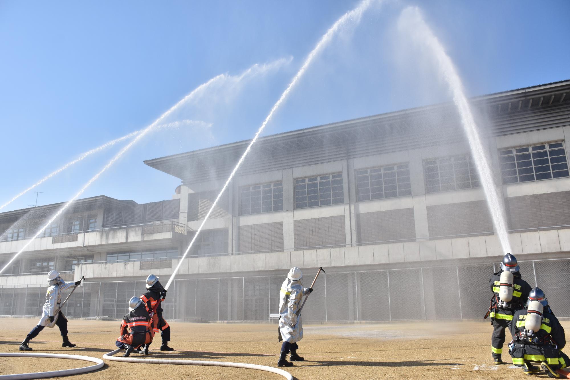 令和6年大和郡山市消防出初式の屋外式典の放水披露の様子