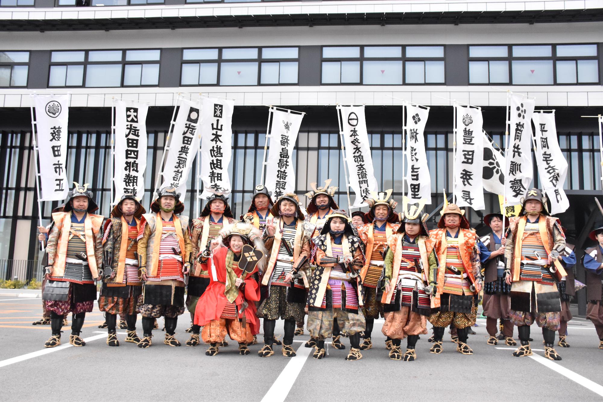 時代行列に参加する武将役の人たち