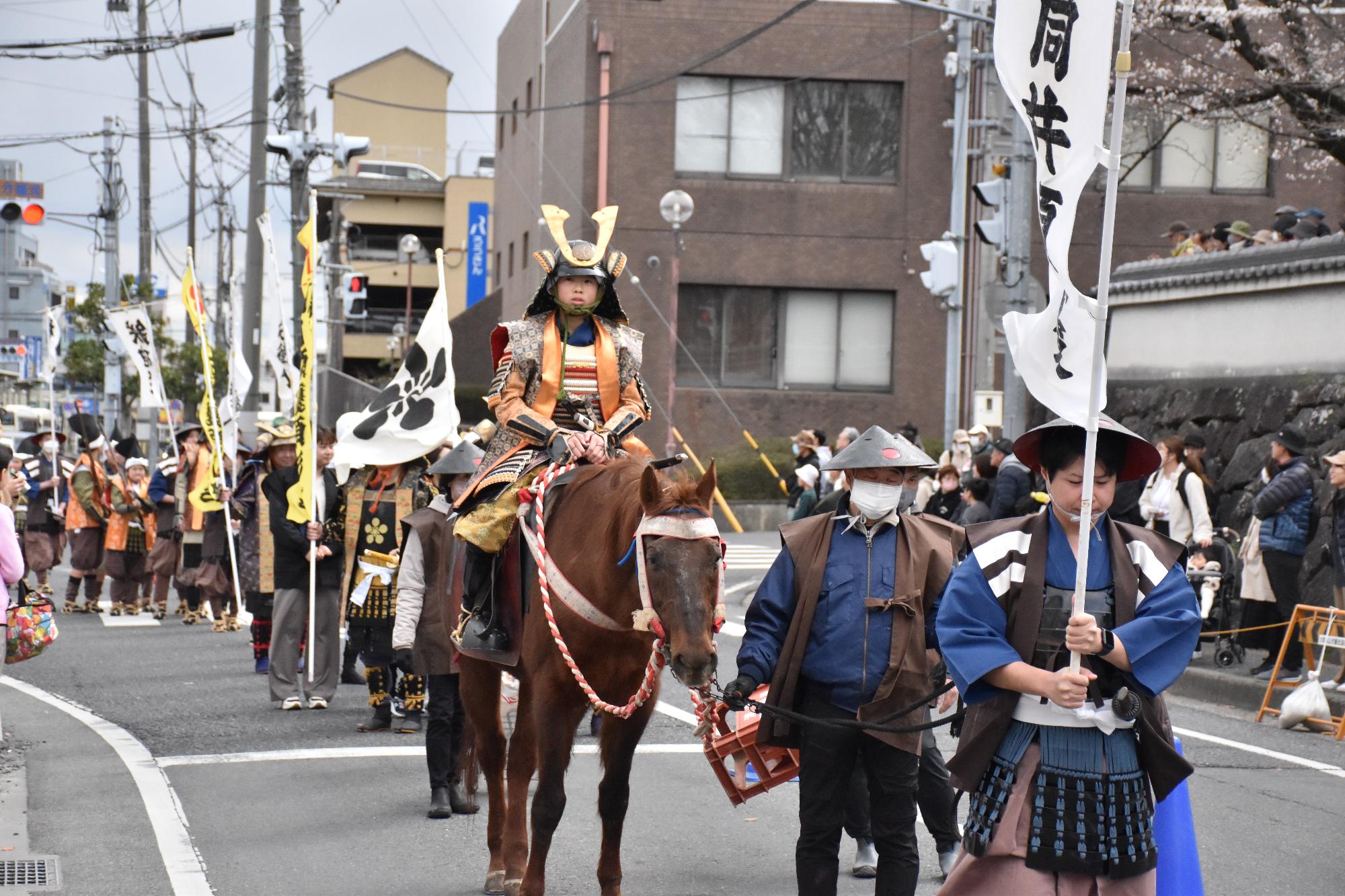 武将に扮した人たちが行列をなして旧城下町を練り歩く
