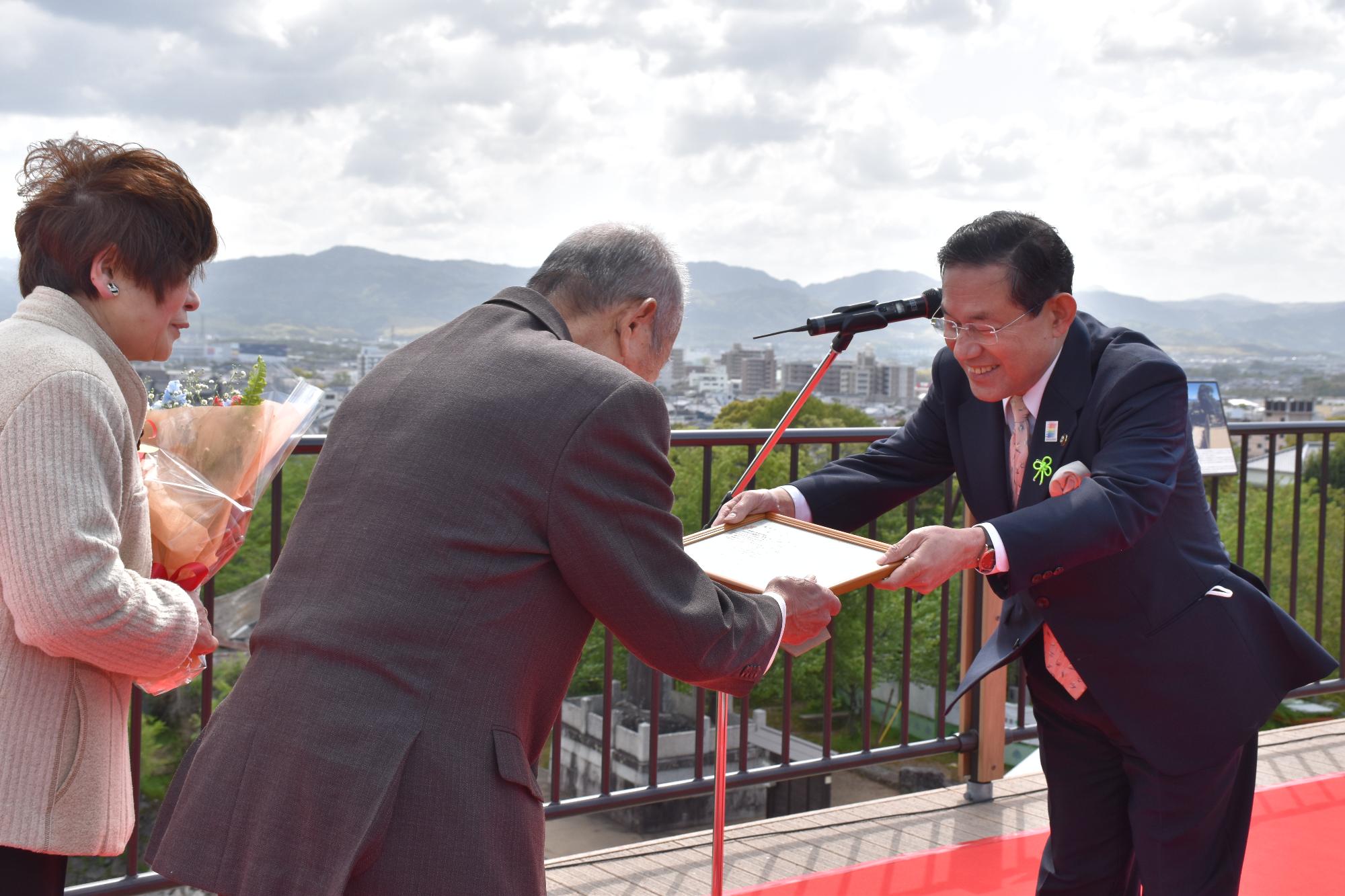 感謝状を渡す市長