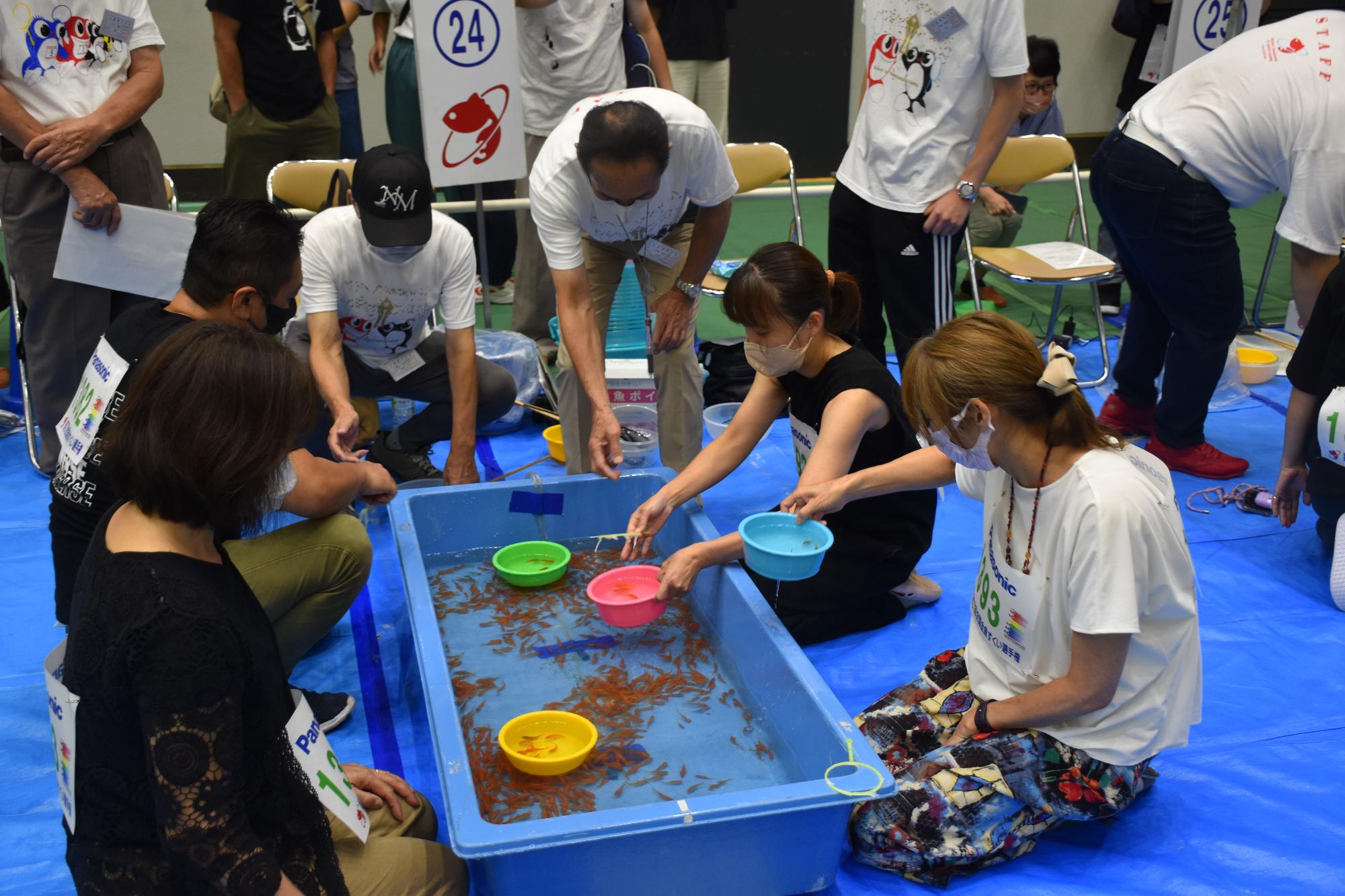 全国金魚すくい選手権大会の様子