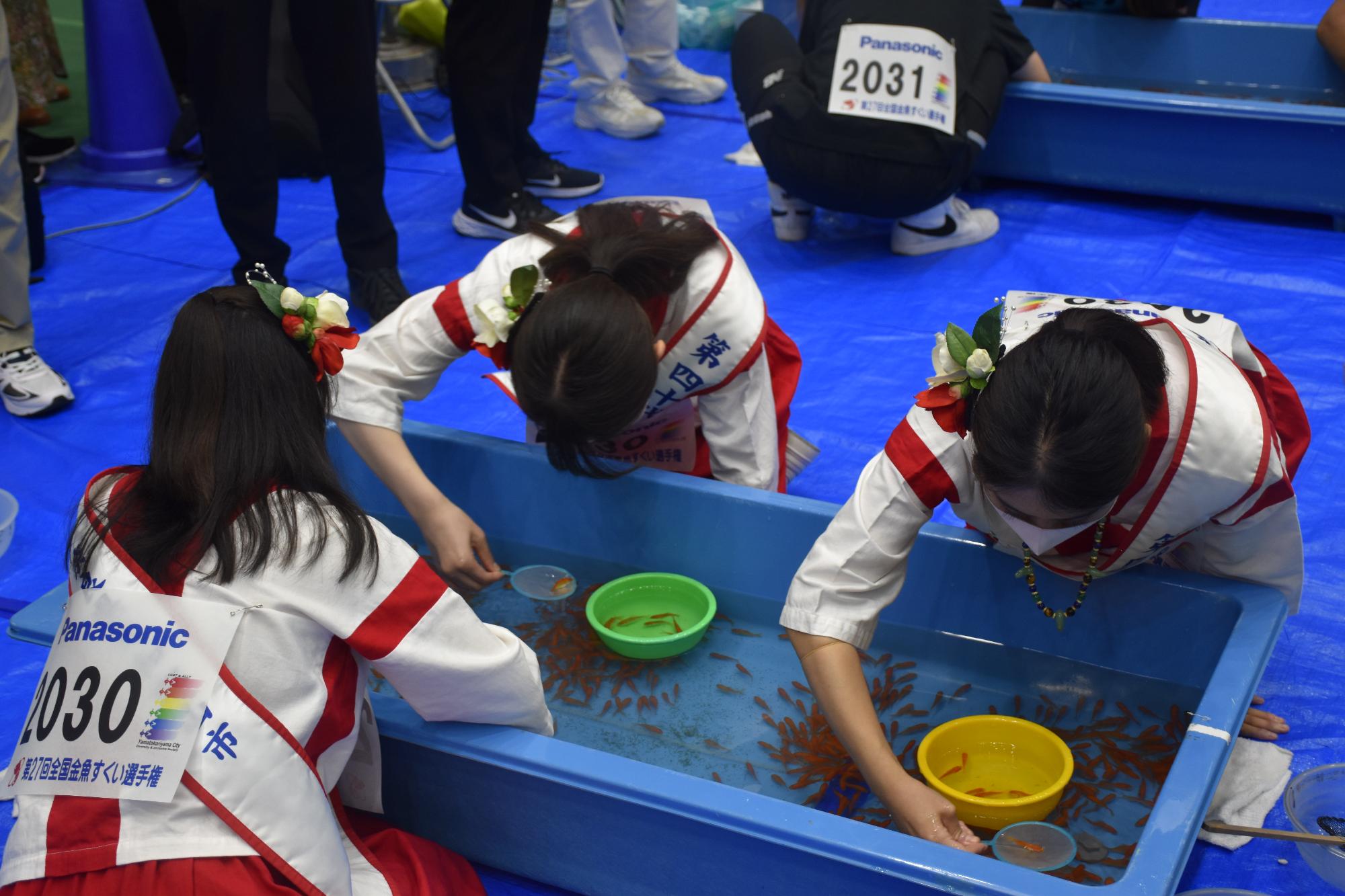 全国金魚すくい選手権大会の様子