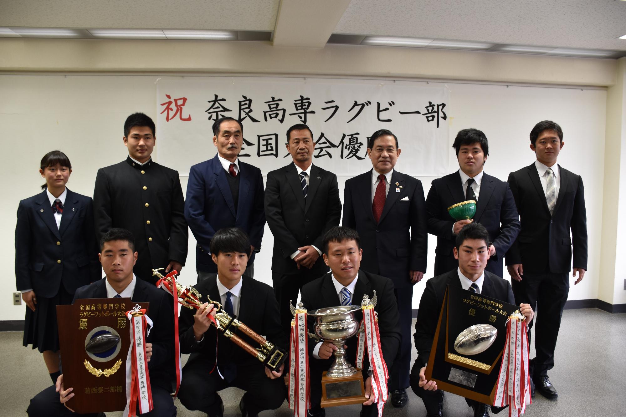 市長と記念写真を撮る奈良高専ラグビー部の監督と選手とマネージャー
