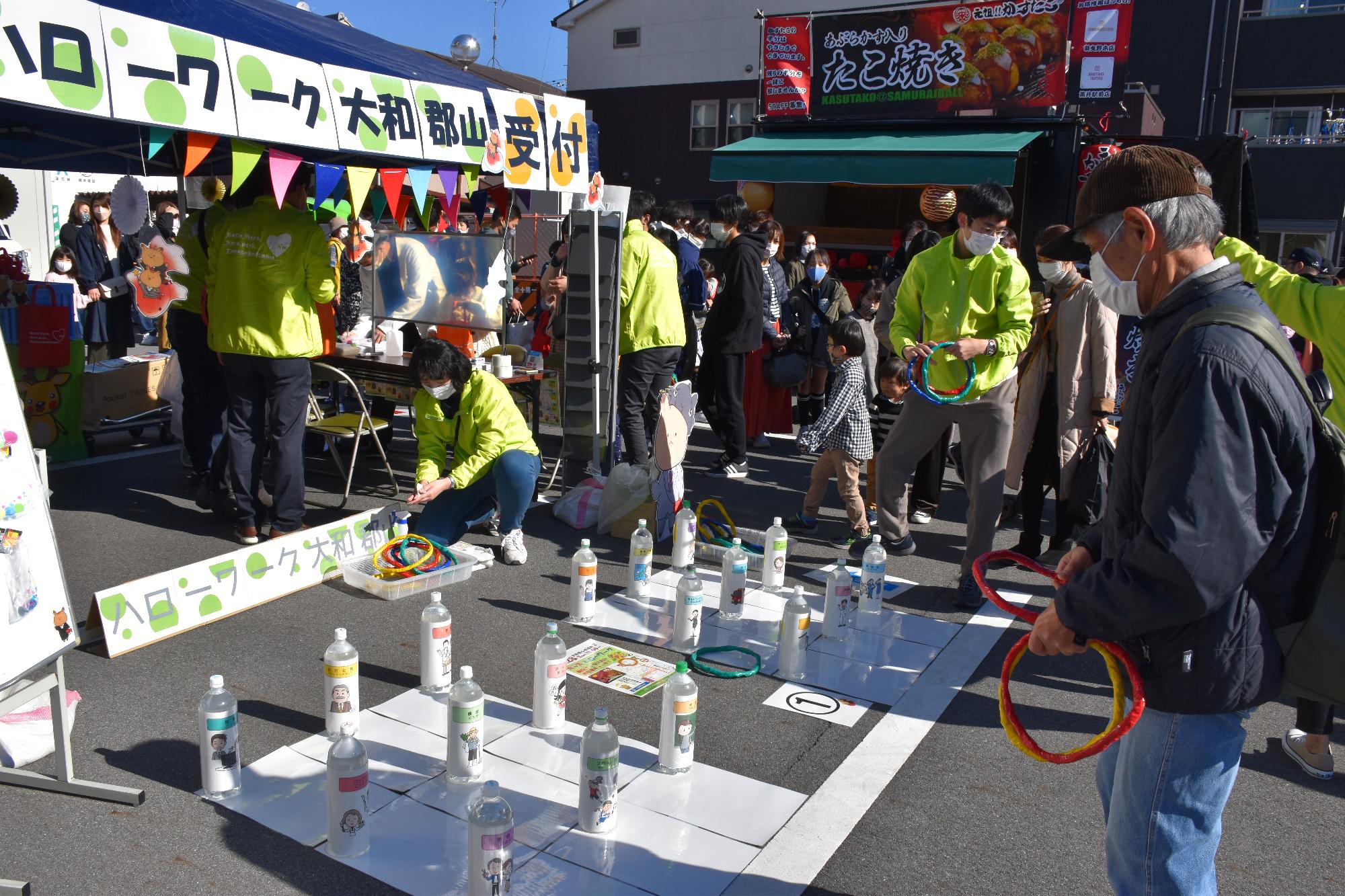 オープニングセレモニー会場で出店されているお店で遊んでいる様子