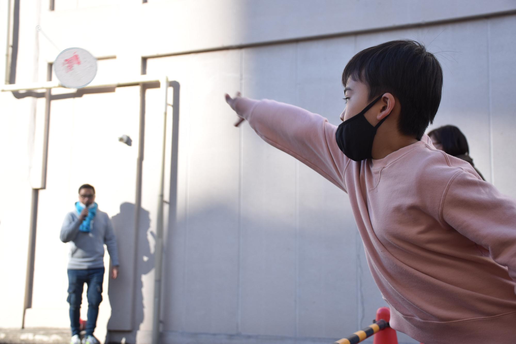 ポイを投げる参加者の男の子