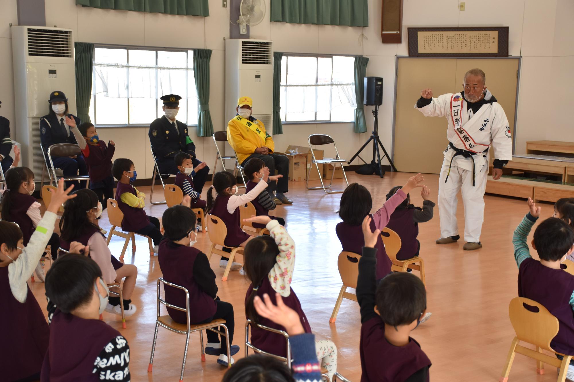 幼稚園児たちに挨拶をする角田 信朗さん