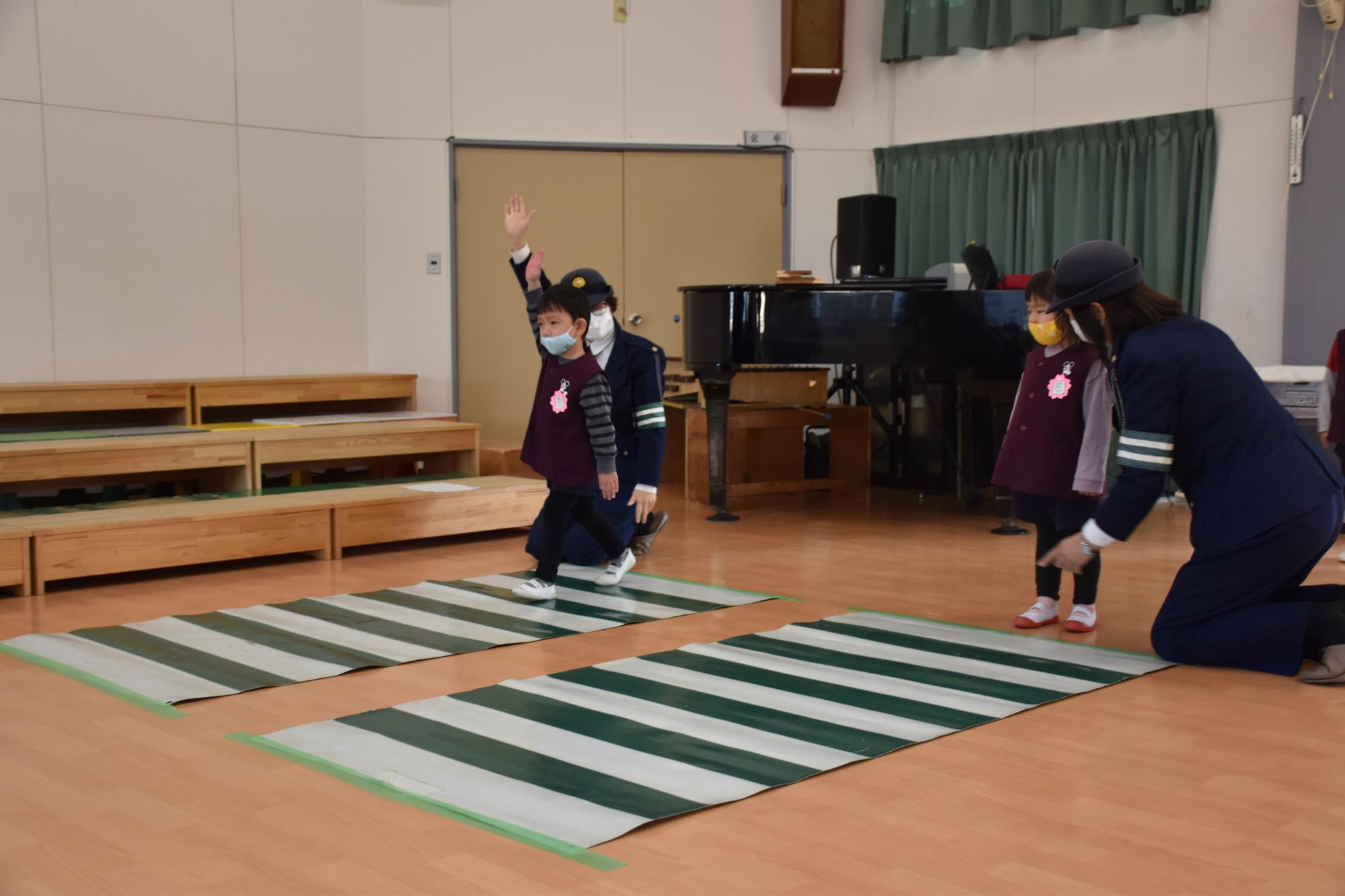 横断歩道の渡り方を学ぶ2人の幼稚園児