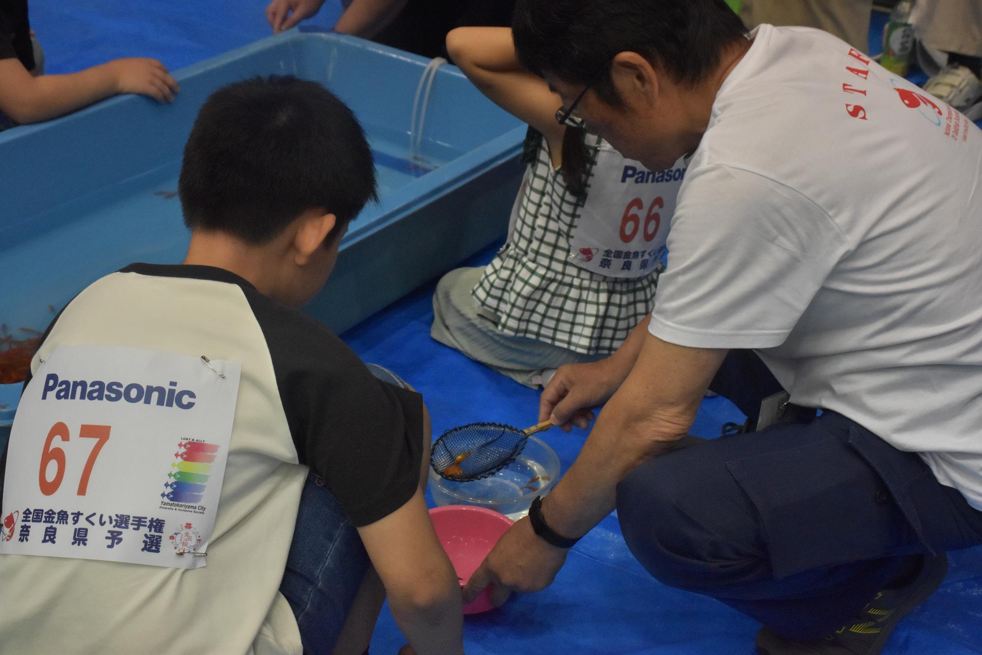 金魚すくい大会の様子