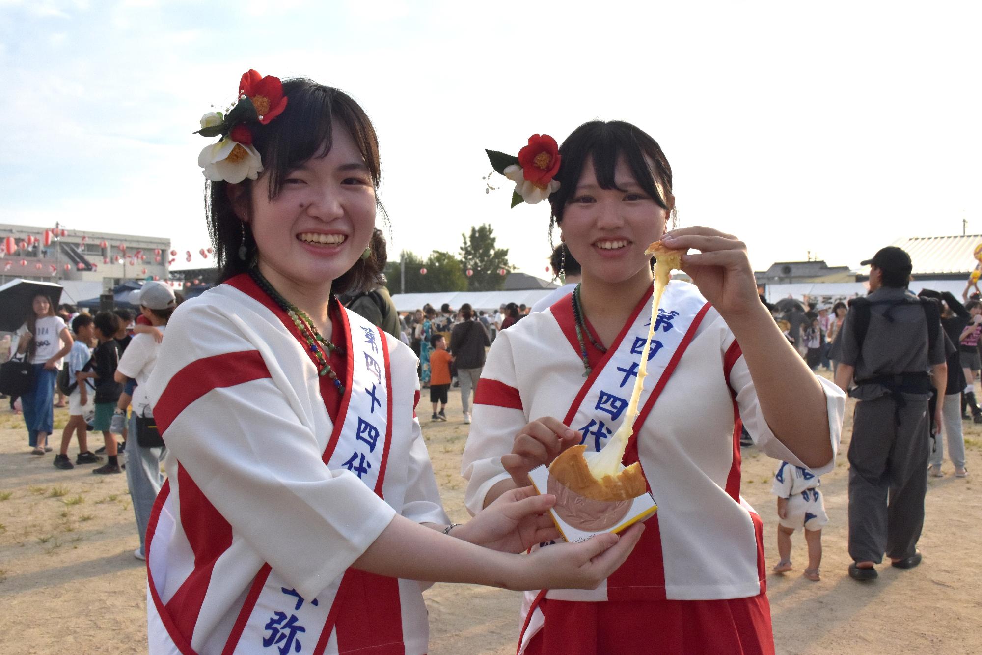 卑弥呼が祭りを楽しんでいる様子