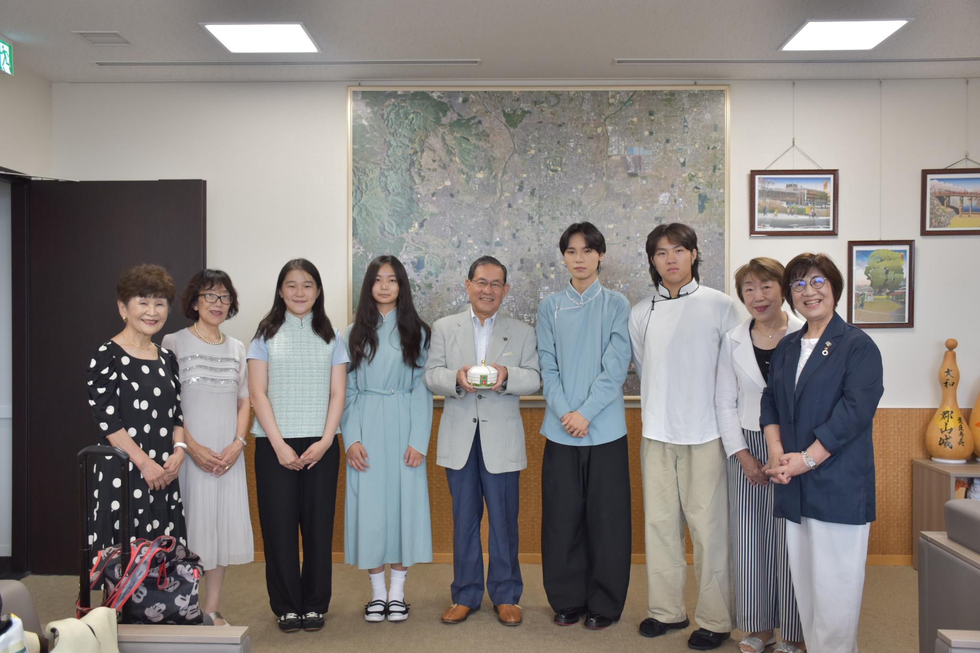 留学生の皆さんとの集合写真