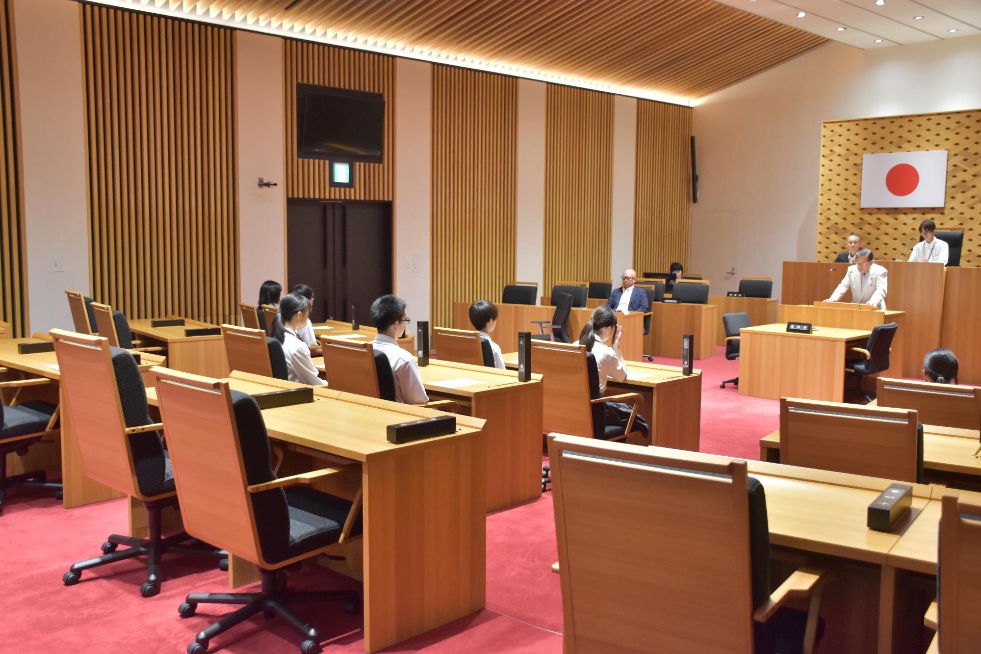 演壇で市長が話す様子