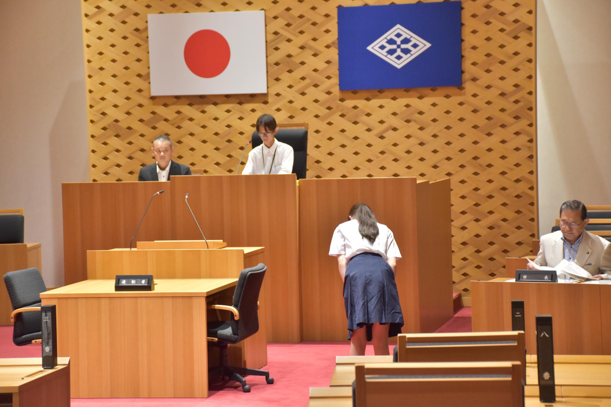 中学生議員が礼をする様子