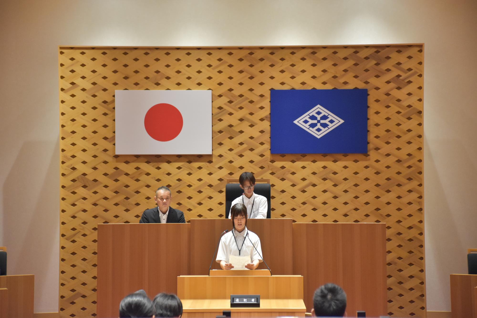 演壇で中学生が話す様子