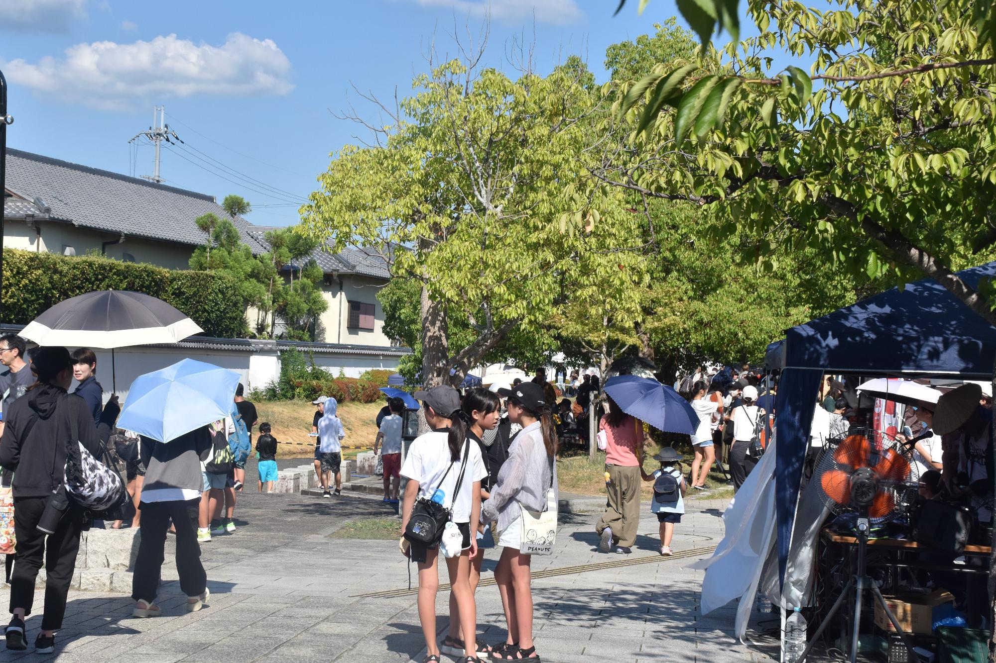夏祭りの会場の様子