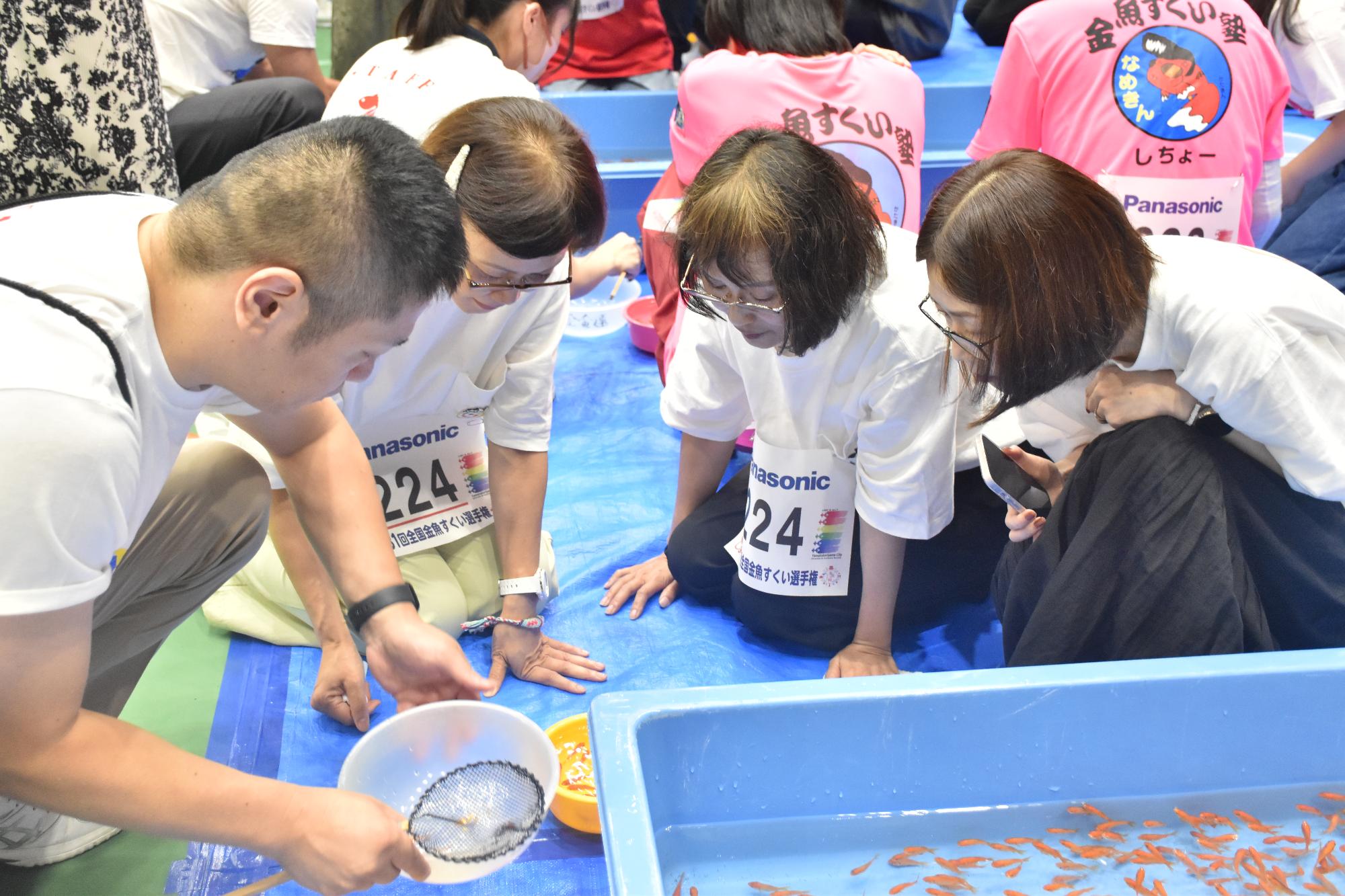 金魚すくい大会の様子