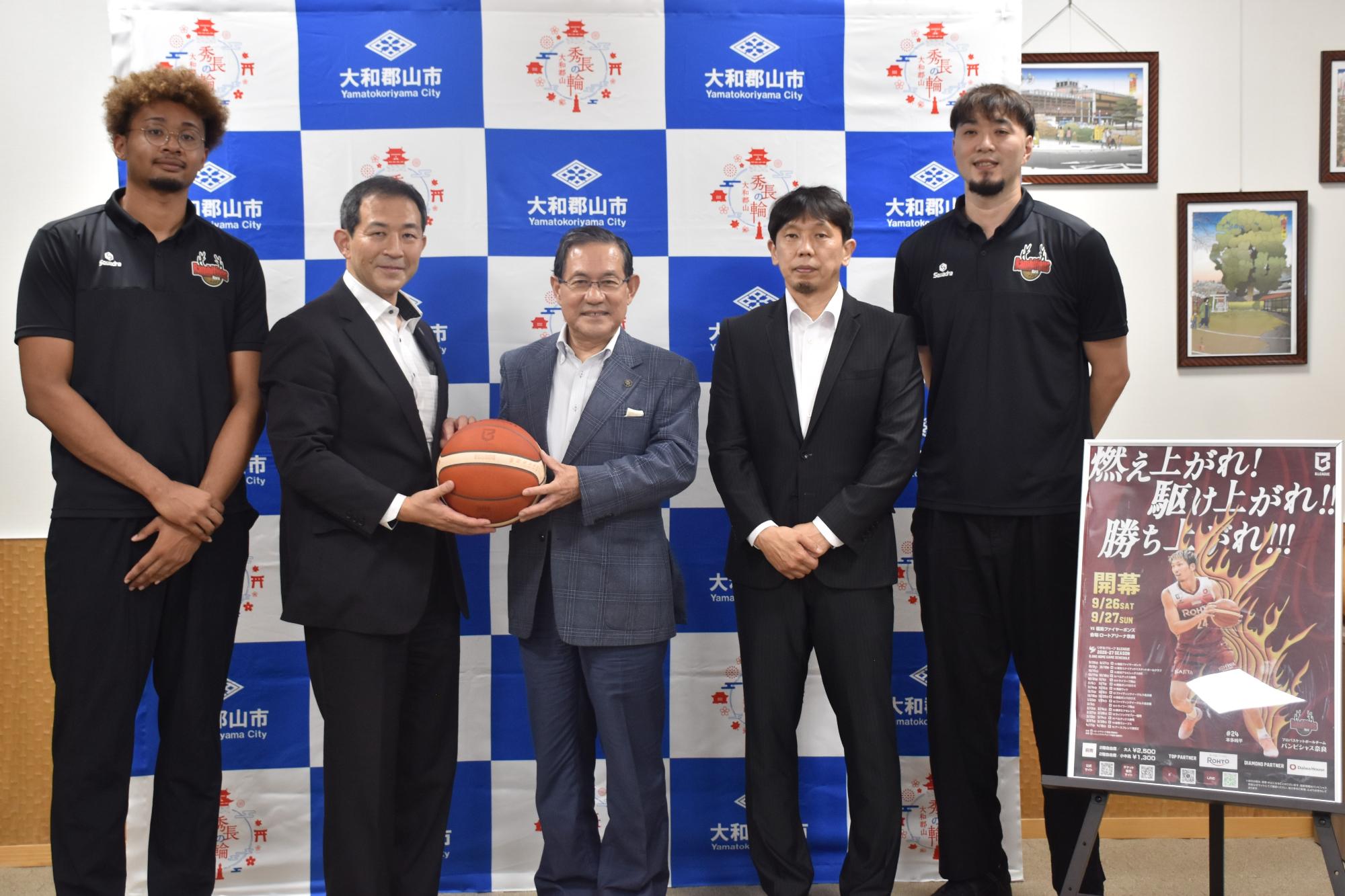 市長とバンビシャスの選手たちとの集合写真