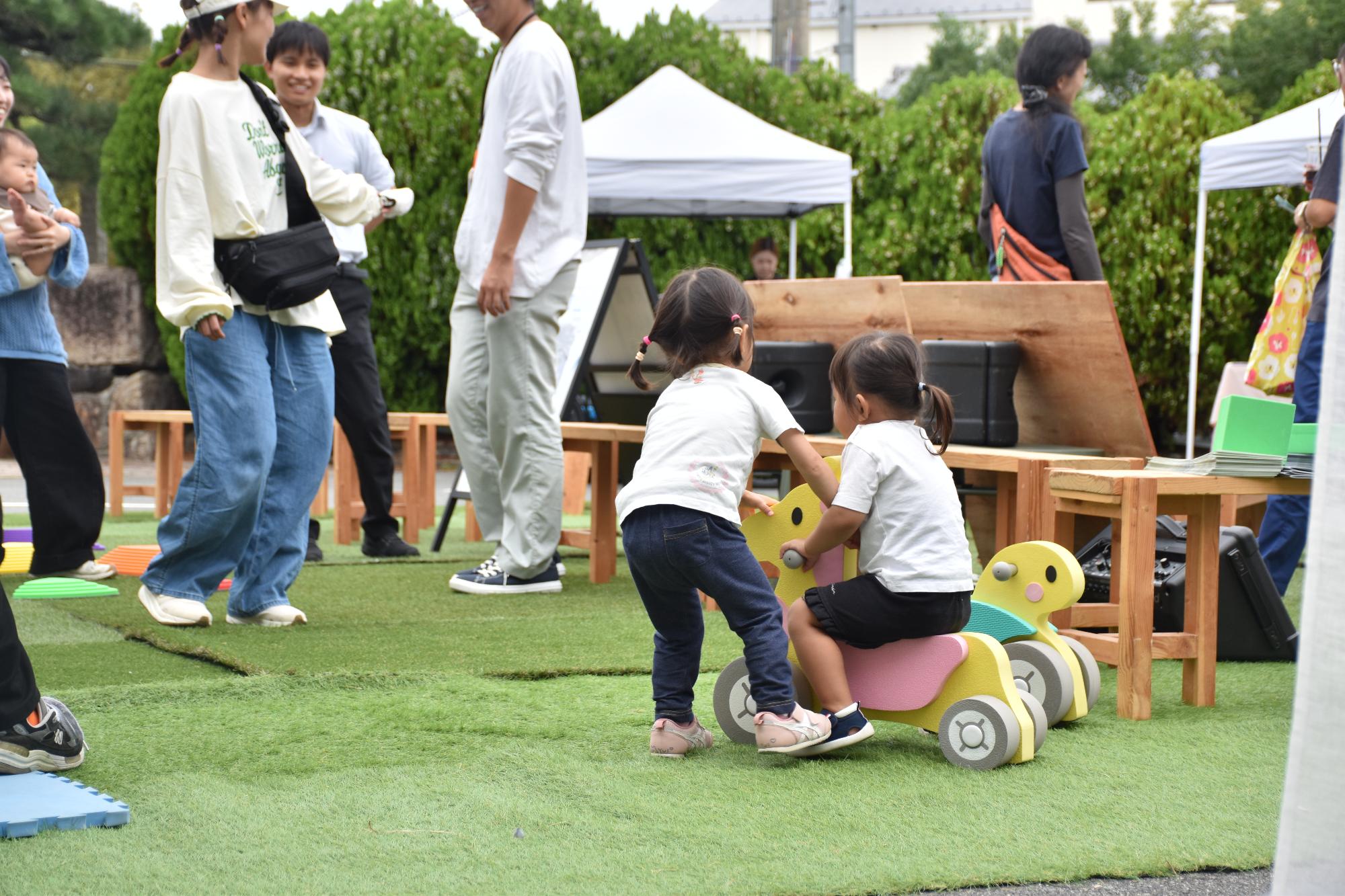女の子が遊具で遊んでいる