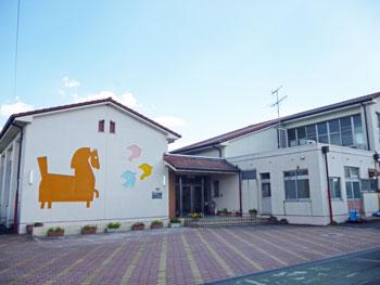 保育園の建物の壁に動物の絵が描かれている写真