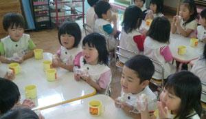 おはようごはんキャンペーンで朝食を食べる習慣を身に付けている園児たちの写真