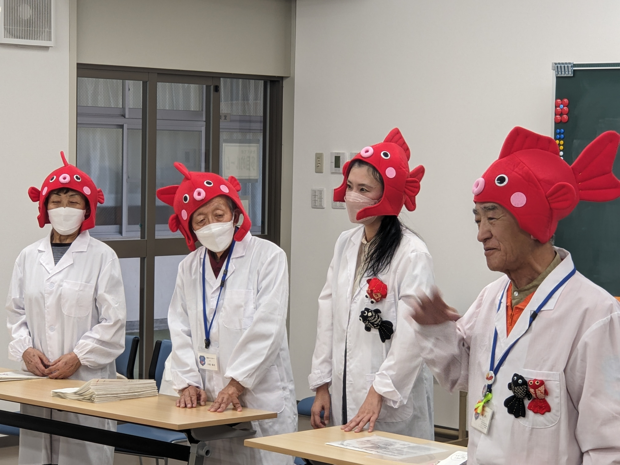 右から金魚マイスターの加藤さん、中井さん、川端さん、市原さん