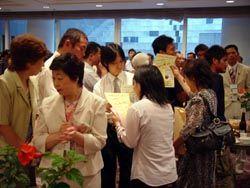 会場内で企業間による交渉を行っている様子の写真