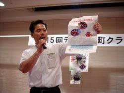 スタッフによる大和郡山・金魚検定の説明を行っている様子の写真